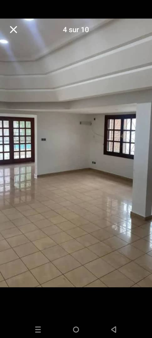 Salon fini avec faux plafond